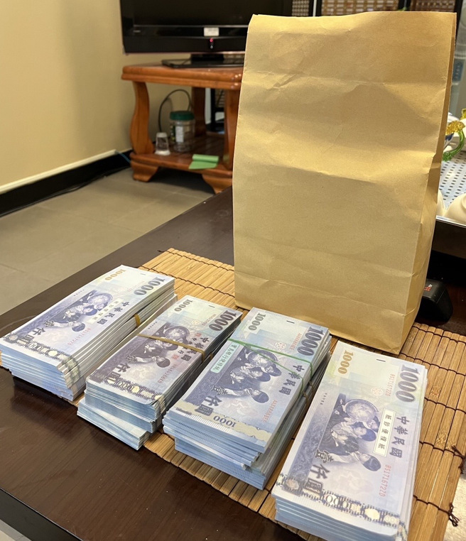 中和分局于林女家中埋伏，待林女交付假钞予车手方男（18岁）时，立即上前将林男逮捕。（图／警方提供）