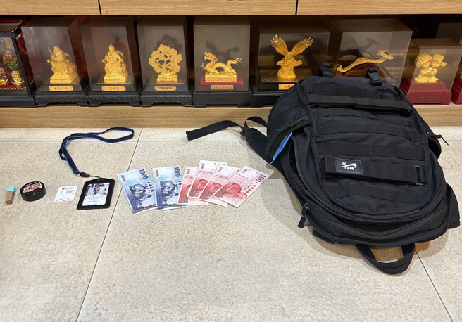 中和分局于林女家中埋伏，待林女交付款项予车手方男（18岁）时，立即上前将林男逮捕，并查扣现金新臺币2400元、手机1支、假印鑑章1颗、工作证数张等相关物品。（图／警方提供）