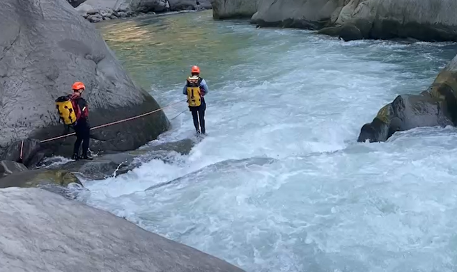新竹县五峰乡鬼泽步道发生山域事故，新竹县消防局现场搜救中。(影片翻拍)