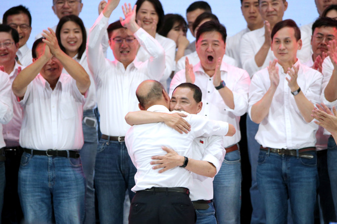 国民党23日举行全代会，正式宣布通过提名新北市长侯友宜（前排中）为国民党总统参选人，前高雄市长韩国瑜（前背对镜头者）在最后大造势时上台，侯、韩两人大力拥抱。（资料照,黄世麒摄）
