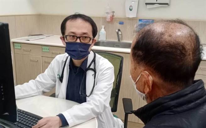 台南市立安南医院心臟内科医师黄成伟提醒，高温天气加速身体水分蒸发，使血液变浓稠，会引发心肌梗塞相关疾病。（程炳璋摄）