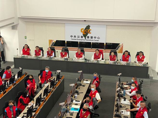 行政院长陈建仁25日上午视察中央灾害应变中心，听取各部会防颱整备简报，并与5县市应变中心视讯连线。（高钧麟摄）