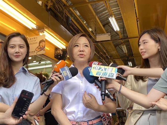 无党籍台北市北中正、万华立委参选人于美人今在东三水市场扫街拜票前接受媒体联访。（蔡佩珈摄）