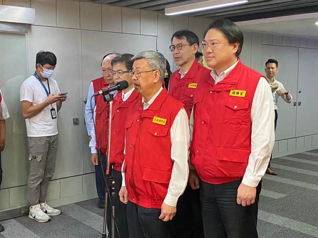 行政院长陈建仁25日上午接受媒体採访时指示国防部，妥善照顾受伤官兵，给予最好的医疗照顾，尽早调查事件发生原因。（高钧麟摄）