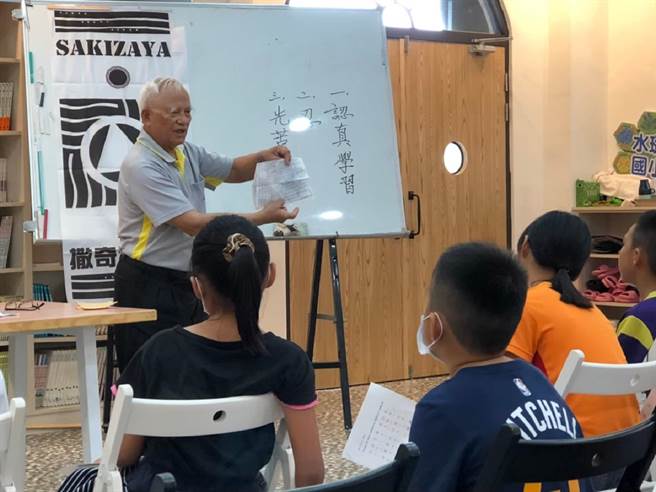 花莲县寿丰乡水琏国小退休老师宋德让获今年教育奉献奖。（教育部提供／林志成台北传真）