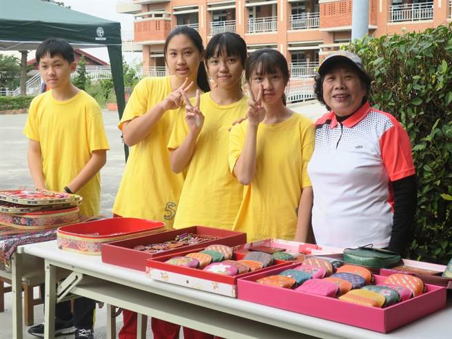 彰化县立花坛国中退休老师李美兰获今年教育奉献奖。（教育部提供／林志成台北传真）