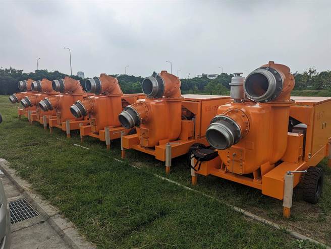 因应杜苏芮颱风来袭，彰化县的移动式抽水机已完成整备。（民眾提供／孙英哲彰化传真）