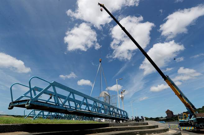 因應杜蘇芮颱風來襲，台北市水利處將於25日啟動河濱撤離工作，出動大型吊車吊離位於大佳碼頭的兩座引橋。（鄭任南攝）