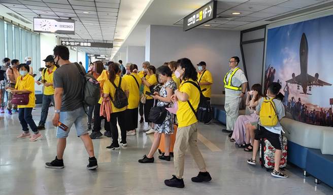 杜蘇芮颱風來襲，氣象局發布海上警報，暴風圈周三（26日）將接觸台灣南、東部陸地，週四（27日）風雨最劇烈，但民眾出遊興致仍高，今天上午松山機場依然湧現大量旅客，前往澎湖班機登機口擠滿乘客。（黃子明攝）