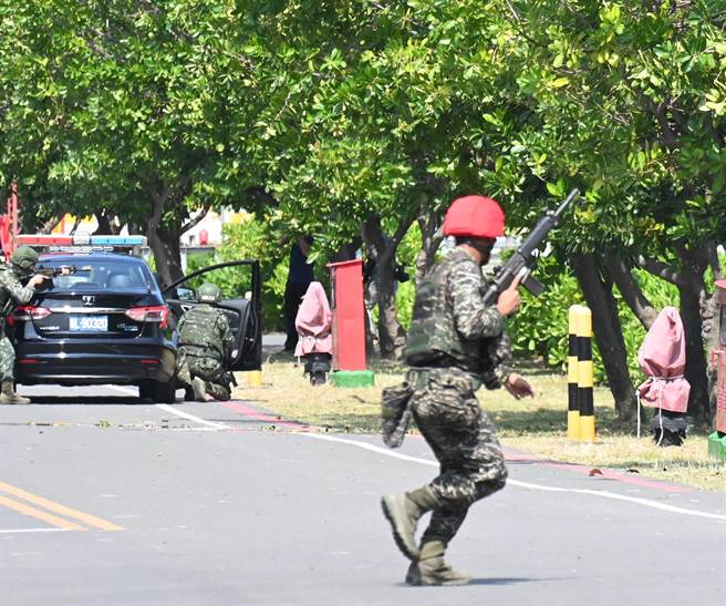 汉光39号演习25日上午在永安天然气厂演练关键基础设施防护，戴红色头盔的假想敌士兵占领永安天然气厂。（林瑞益摄）
