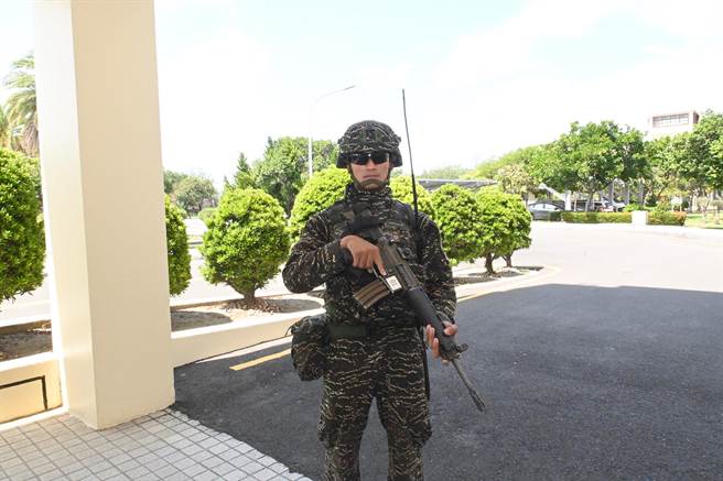 汉光39号演习25日上午在永安天然气厂演练关键基础设施防护，参与演练的陆战九九旅步三营步八连上尉连长江文廷说，这次演练完成各项技能训练外，和警、宪、消等单位协同合作，展现不同单位对共同目标的磨练精神，深感团队合作的重要性。（林瑞益摄）