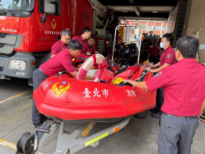 北市消防局亦將持續關注中颱杜蘇芮動態，進行各項防颱應變工作。（圖／北市消防局提供）