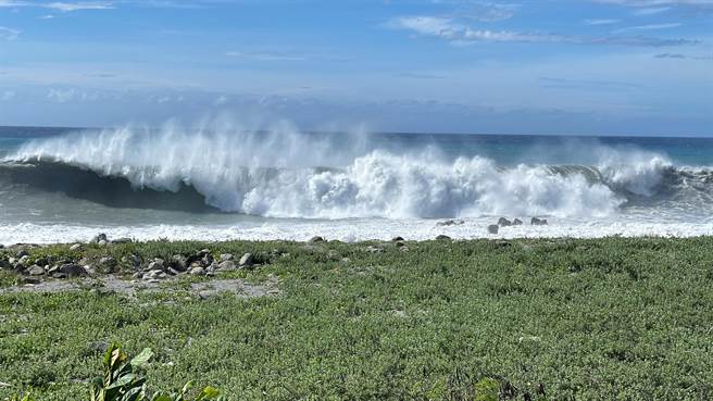 杜苏芮颱风逼近，受外围环流影响，台东海滨公园沿海白浪掀天，一波波长浪猛扑向岸石，激起白色浪花，景象壮观。（萧嘉蕙摄）