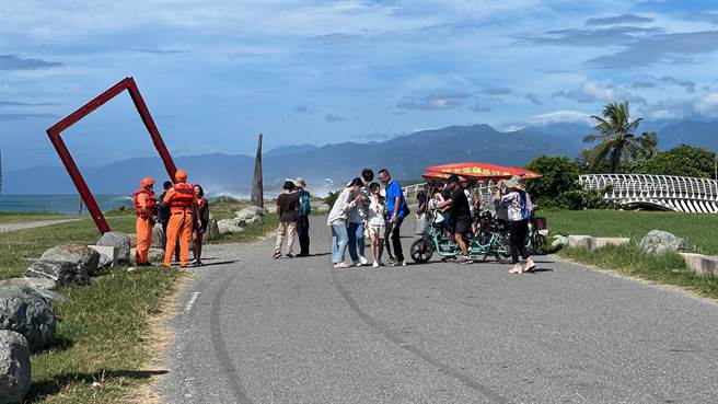 台东县政府灾害应变中心发布水域及岸际禁(限)制公告，海巡署东部分署派员加强巡逻查察，违者可处5万元以上25万元以下罚锾，目前尚无开立劝导单。（萧嘉蕙摄）