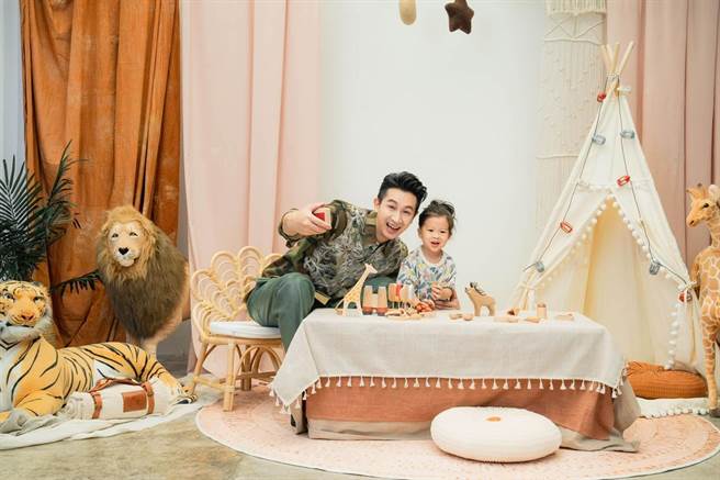 Darren拍摄全家福，与儿子有如「大小浪花」。（夏乐影像提供）