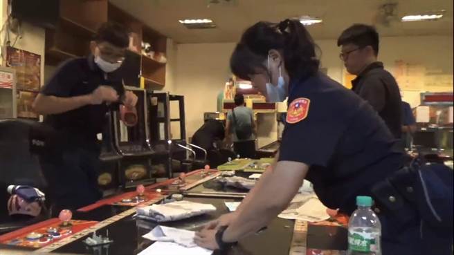 台东市区1处电子游戏场试图以合法掩饰非法赌博，还提供专人专车兑换现金服务。（台东县警局提供／蔡旻妤台东传真）