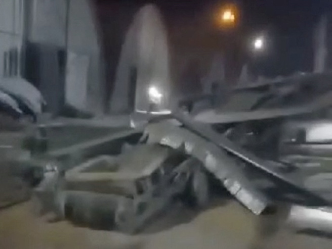 罗马尼亚民眾在社群媒体上传一段影片显示，多瑙河对岸发生爆炸，似乎是无人机正在攻击乌克兰港市雷尼（Reni）。(图/路透社)
