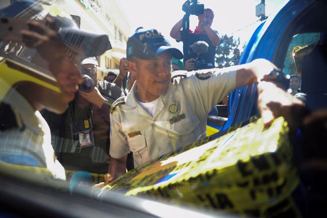 瓜国警方查抄画面。(图/路透社)