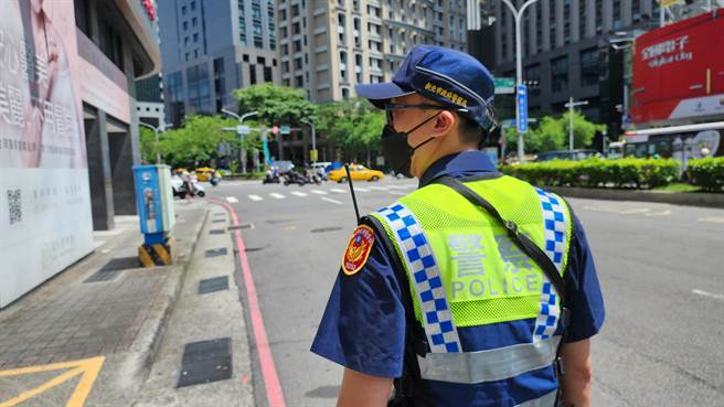 新北警持續加強取締車輛不停讓行人。（新北市交通警察大隊提供）