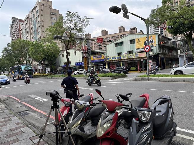 新北警强调，将持续针对车辆不停让行人强力执法。（警方提供）