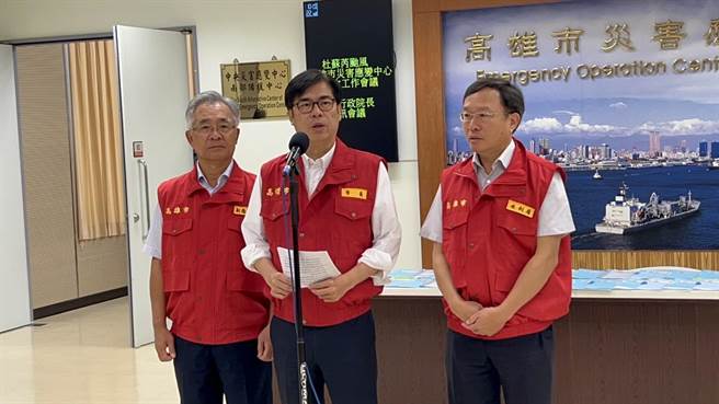 備戰颱風「杜蘇芮」，高雄市長陳其邁（中）今日主持高雄市災害應變中心，他表示因杜蘇芮未經過中央山脈結構完整，風力會比以往颱風強，呼籲民眾除了注意淹水外，也要多留意風力災害；周四影響最嚴重，明天再決定是否會放颱風假。（崔正綱攝）