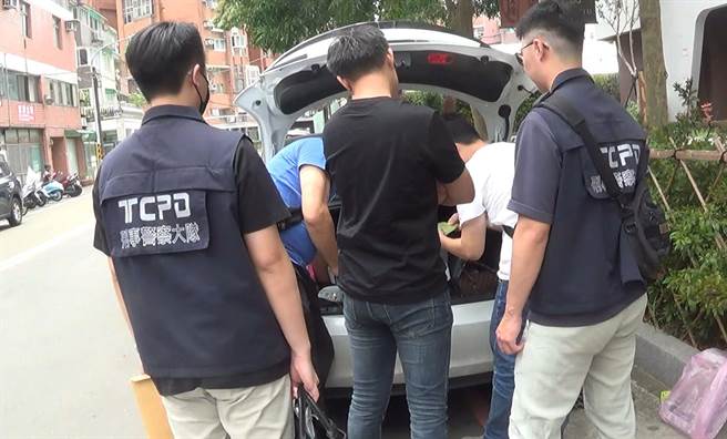 警方跟監天道盟聯正會成員在桃園一處汽車旅館開趴，員警埋伏在外面趁眾人外出時逮人。（翻攝畫面）