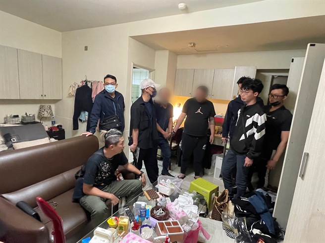 林男藏匿于汐止某社区住宅内分装毒品，四处寻求下游买家，贩售毒品谋利，警方依法逮捕送办。（新北市刑大提供）