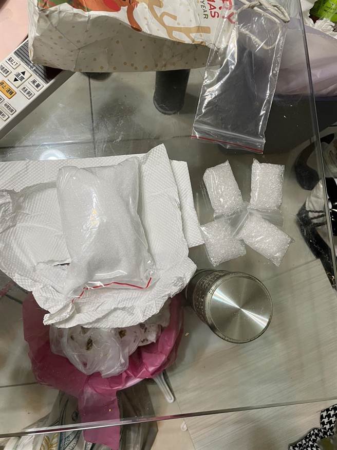 警方破门攻坚，林男与2名友人吓得惊慌逃窜，桌上留有安非他命及K他命。（新北市刑大提供）