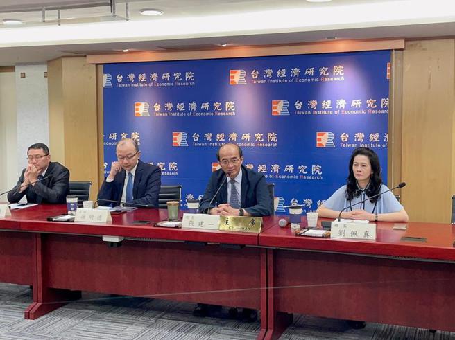 （台湾经济研究院25日公布7月分国内总体经济预测暨景气动向调查报告。图／台经院提供）