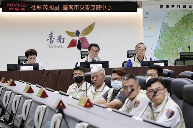 台南市长黄伟哲25日参加行政院召开的台南市灾害应变中心整备视讯会议。（市府提供／洪荣志台南传真）
