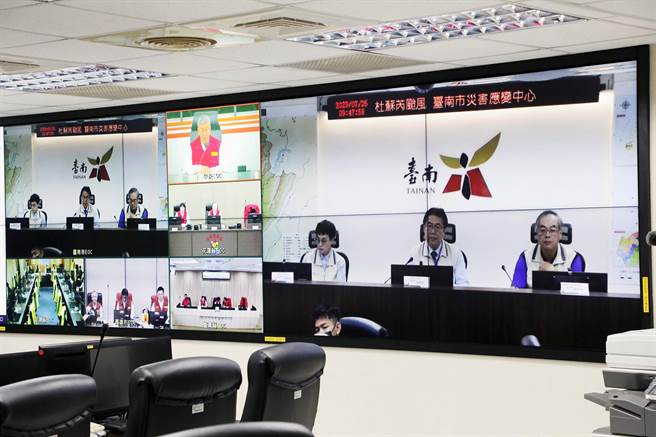台南市长黄伟哲25日参加行政院召开的台南市灾害应变中心整备视讯会议。（市府提供／洪荣志台南传真）