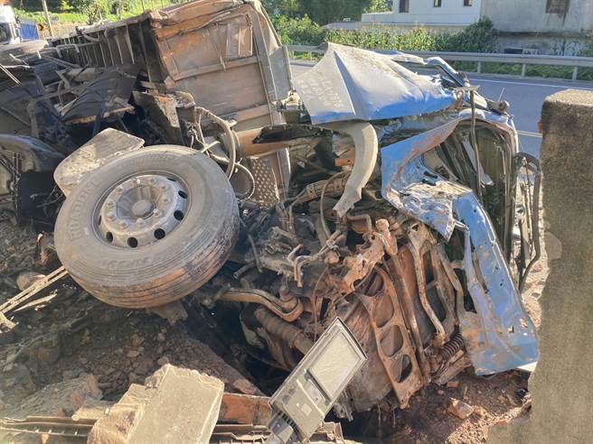 一辆营业运车驾驶因精神不济，行经台3县关西路段，一个闪神衝撞民宅造成车头全毁。（新埔分局提供／邱立雅竹县传真）