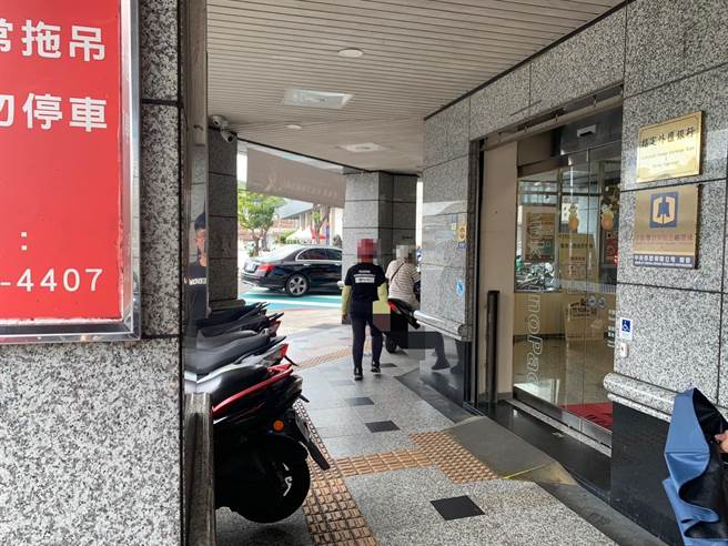 ▲基隆常有机车骑士为了一时方便，径行将机车骑上骑楼或人行道之情形，造成行人险象环生。（徐佑升摄）