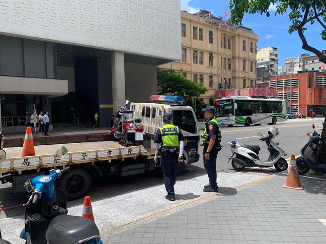 ▲基隆警方针对违停骑楼机车径行拖吊，强力执法。（徐佑升摄）