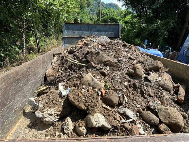 范姓男子涉嫌偷倒營建廢棄物，當場被大湖警分局員警逮個正著。（讀者提供／謝明俊苗栗傳真）