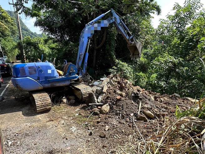 范姓男子涉嫌偷倒營建廢棄物，當場被大湖警分局員警逮個正著。（讀者提供／謝明俊苗栗傳真）