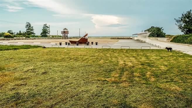 新竹縣新豐鄉廢棄的鳳坑漁港改造成完，預計8月底完成驗收後啟用，更名為鳳坑沙灣。（羅浚濱攝）