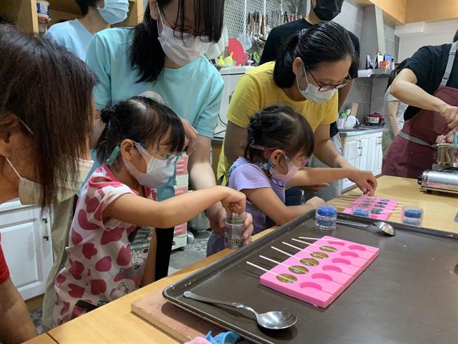 花莲门诺医院为解决家长面对孩子发展迟缓的压力与无助，开办系列亲子团体课程，透过专业心理师的分享与带领，进一步学习如何与孩子沟通。（门诺医院提供／罗亦晽花莲传真）