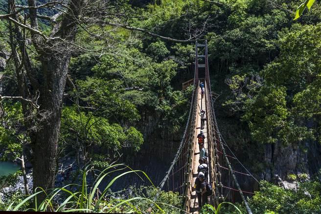 尖石乡秀峦从军舰岩吊桥即进入步道，「森游竹县」寻宝专家前3名，力推民眾走军舰岩步道。（罗浚滨摄）