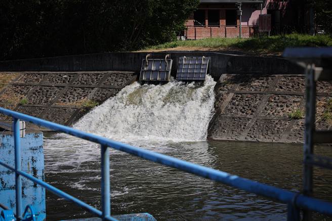 宜兰县长林姿妙与冬山乡长林峻辅等人，今（25日）视察冬山乡北侧沟闸门。（宜兰县政府提供／吴佩蓉宜兰传真）