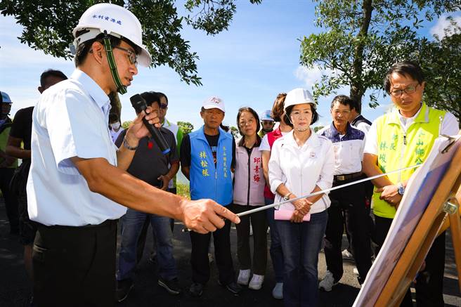宜兰县长林姿妙与冬山乡长林峻辅等人，今（25日）视察冬山乡北侧沟闸门。（宜兰县政府提供／吴佩蓉宜兰传真）