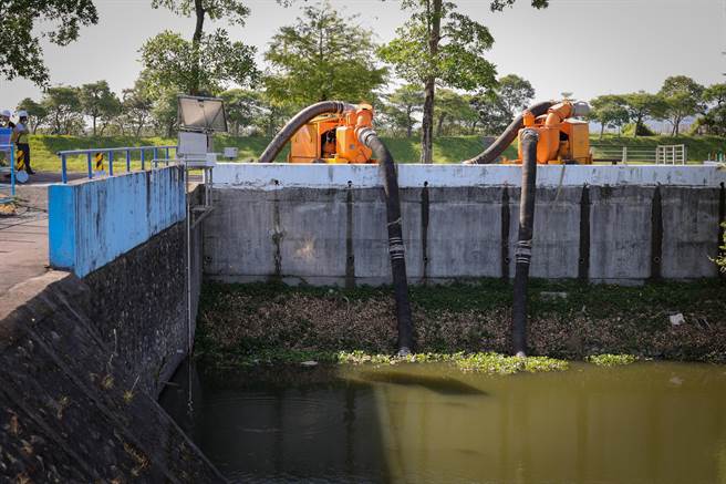 宜兰县长林姿妙与冬山乡长林峻辅等人，今（25日）视察冬山乡北侧沟闸门。（宜兰县政府提供／吴佩蓉宜兰传真）