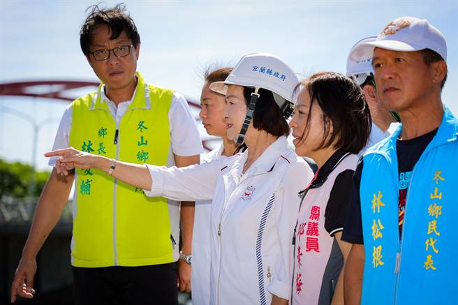宜兰县长林姿妙与冬山乡长林峻辅等人，今（25日）视察冬山乡北侧沟闸门。（宜兰县政府提供／吴佩蓉宜兰传真）