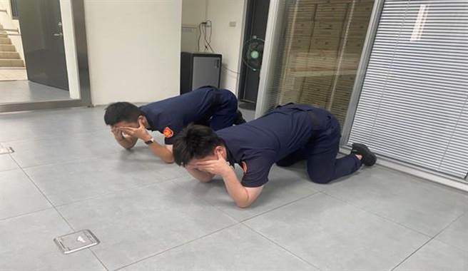 警方示范防空避难姿势。（彰化县警局提供／孙英哲彰化传真）