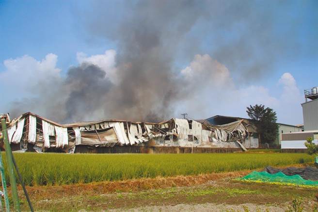 台中市大雅区违章铁皮工厂2019年发生大火，导致2名消防员殉职火场，台中检方起诉工厂负责人。（资料照片）