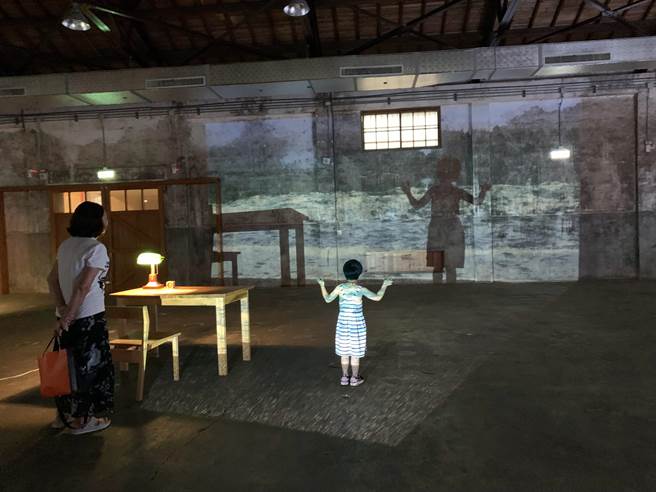 李德茂试图循着帕洛玛先生揭开的、走在海滩上的观察与沈思，让观眾可以阅读小说，也可以坐下来听一场读小说的声音演出。（邓博仁摄)