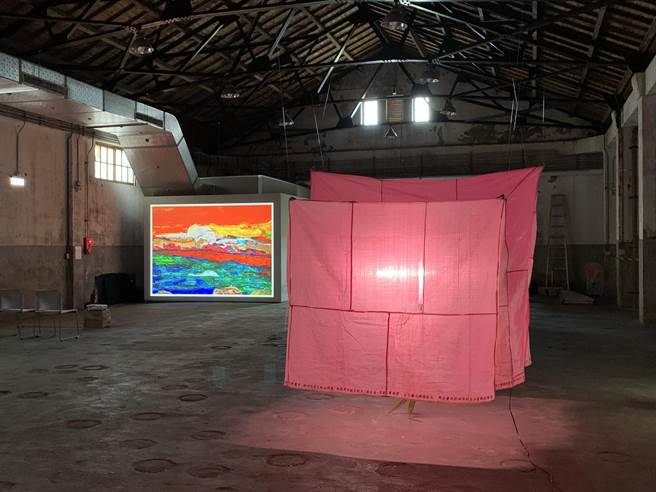 《在此刻发生了》艺术论坛与展览，日前在花莲文化创意产业园区第11栋仓库盛大开展，展期至8月6日止。（邓博仁摄)