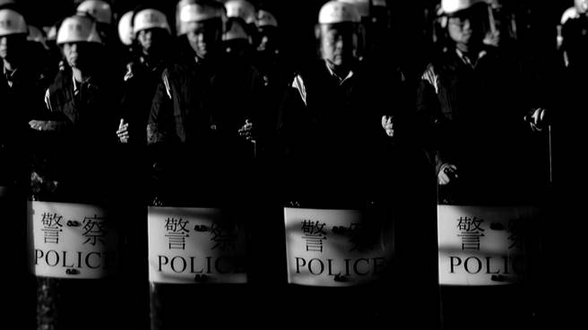 八年过后，曾经的过往「服贸」如今又因总统大选而浮现，马立群试着结合八年后的影像交迭，他以不同的视角重新观看，或许存在的，只是过往的记忆，某种时代的标记。（艺术家提供)