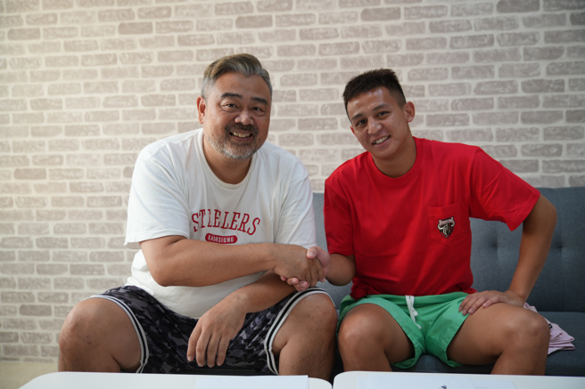 高雄17直播钢铁人正式与新秀刘承彦（右）签约。（高雄17直播钢铁人提供／陈筱琳台北报导）