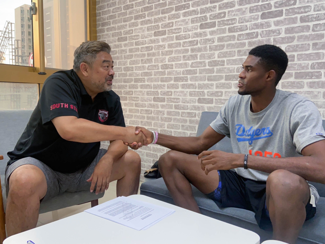 高雄17直播钢铁人正式与新秀丹尼尔（右）签约。（高雄17直播钢铁人提供／陈筱琳台北传真）